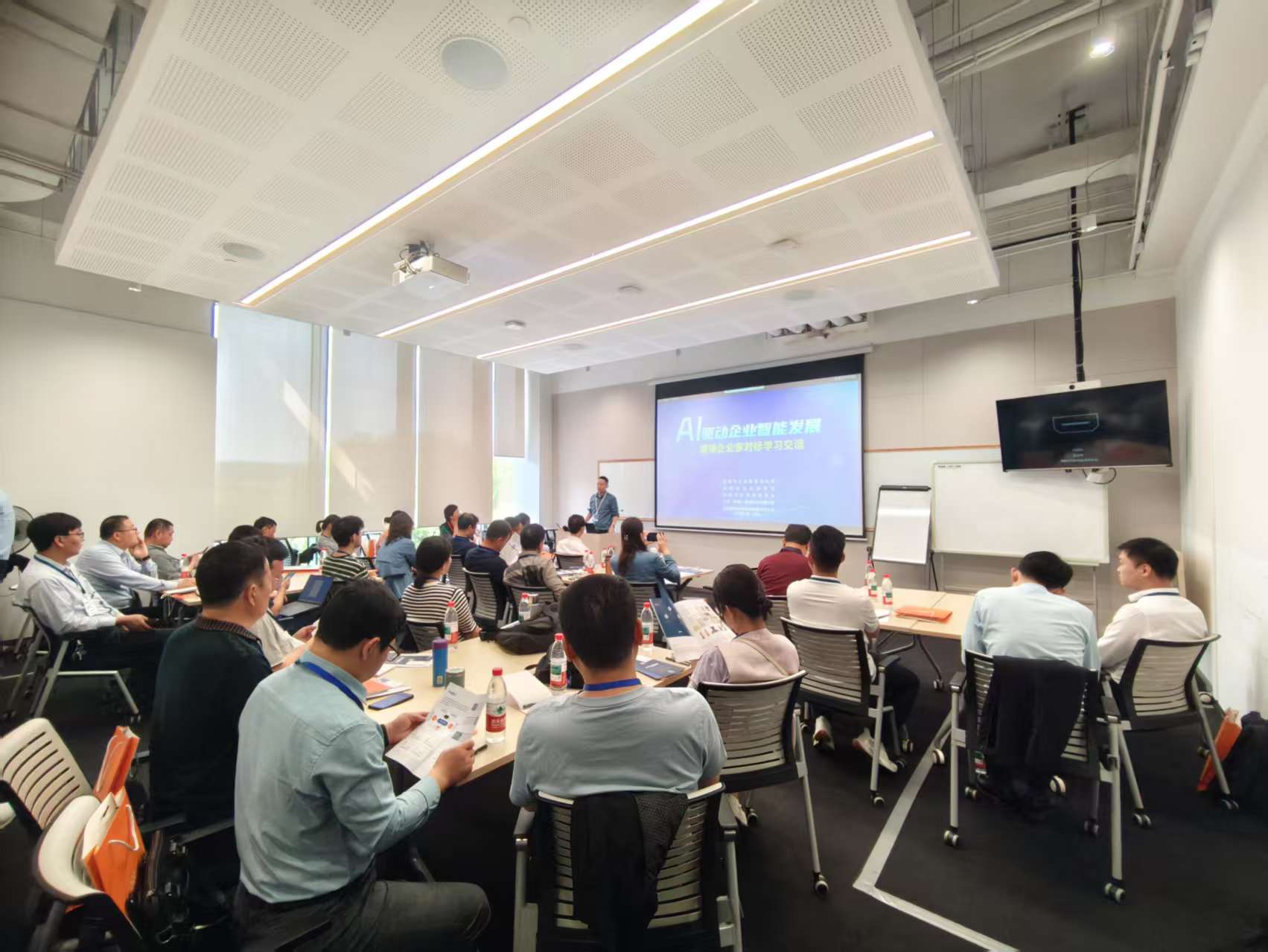 AI驱动企业智能发展 泰维数科携手淄博企业家赴杭州对标学习交流活动圆满收官